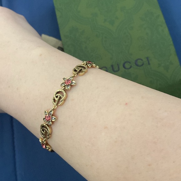 Gucci Antique gold tone bracelet with flowers comes with dust bag - Picture 12 of 12